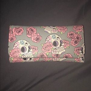 NWT!!! Skull and Roses Wallet